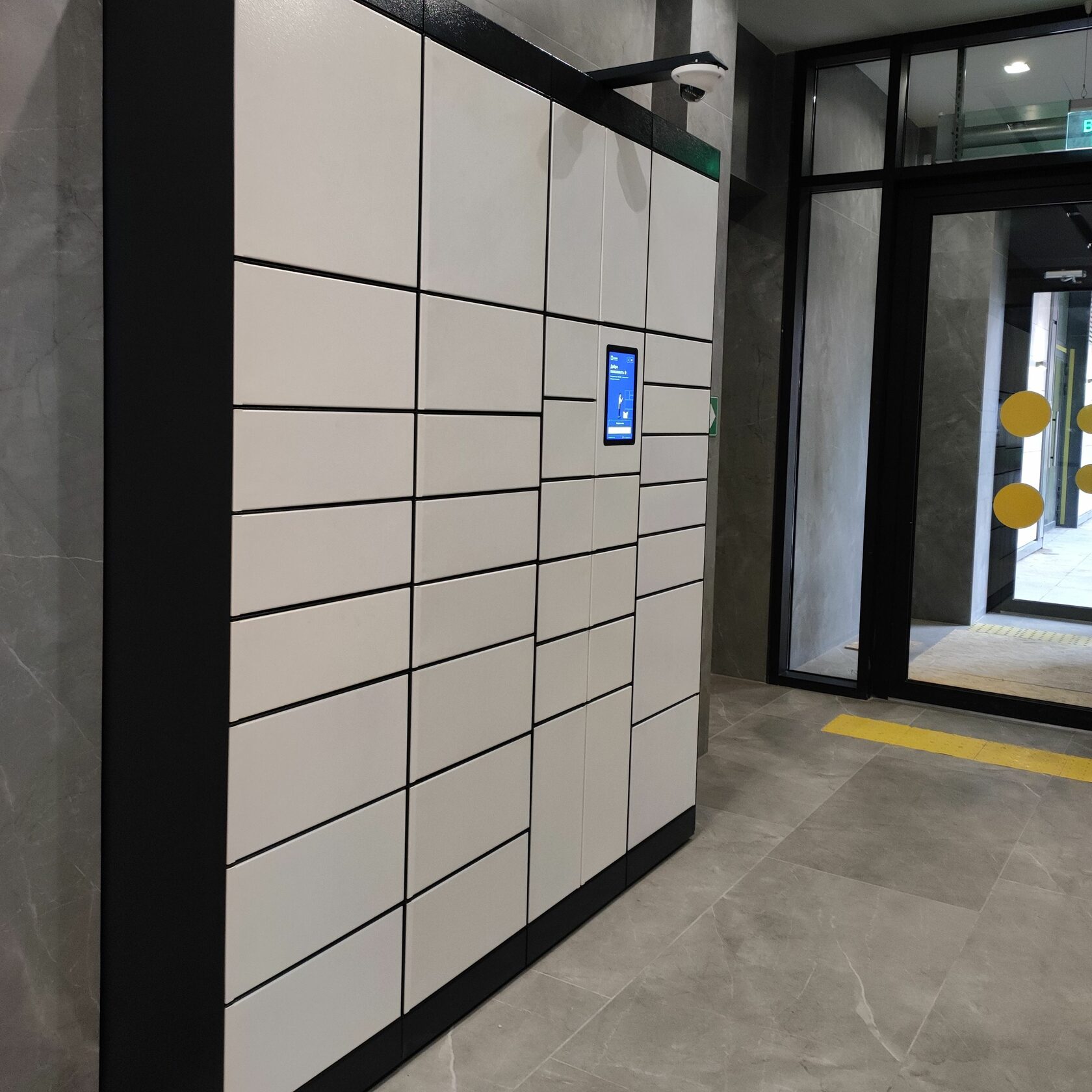 Ячейки и экран постамата IZIBOX, вид сбоку
