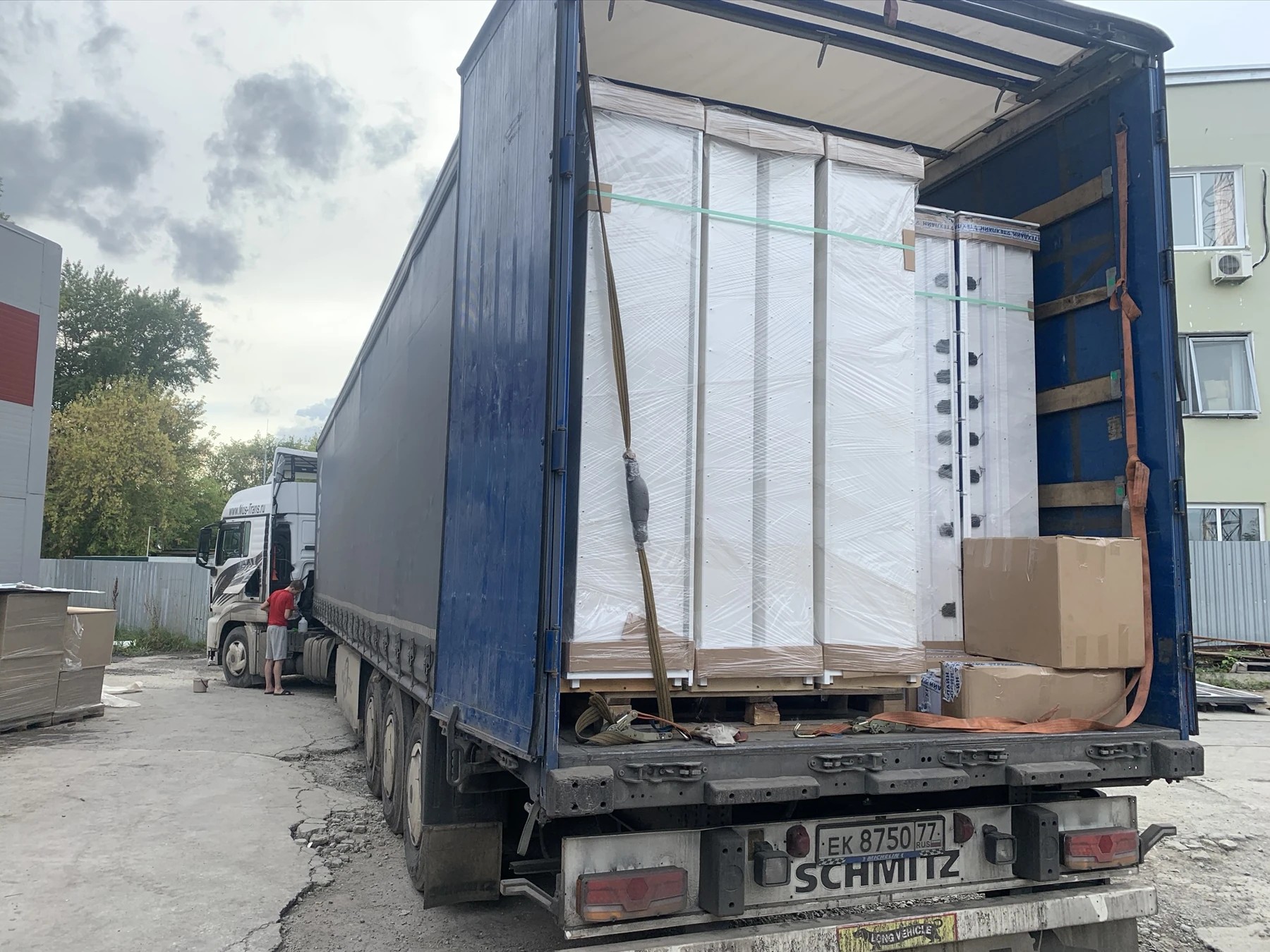 Погрузка постаматов в грузовой автомобиль